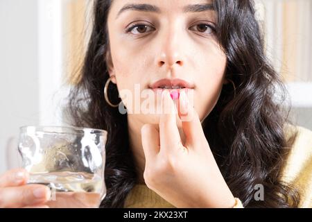 Pille nehmen, Nahaufnahme der Frau, die Pille nimmt. Einnahme von Antibiotika, Antidepressiva, Vitaminen oder Tabletten zur Empfängnisverhütung. Stockfoto