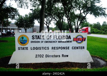Tropical Storm Fay, Orlando, FL, August 19,2008 das Schild vor dem State Logistics Response Center in Orlando. Sattelanhänger-Lkws werden im staatlichen Notfall-/Logistikzentrum beladen und entsendet. Der tropische Sturm Fay durchquert den zentralen Teil Floridas. Barry Bahler/FEMA... Fotos zu Katastrophen- und Notfallmanagementprogrammen, Aktivitäten und Beamten Stockfoto