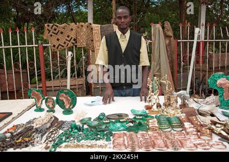 Marktstand mit Kupfer- und Malachitsouvenirs, Lubumbashi, Provinz Katanga; Demokratische Republik Kongo; Stallhalter. Stockfoto
