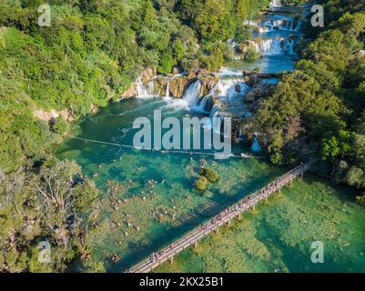 10.08.2017., Skradinski Buk, Kroatien - der Skradinski Buk Wasserfall, der längste Wasserfall auf dem Fluss Krka, ist eine der bekanntesten Naturschönheiten Kroatiens. Foto: Goran Safarek/HaloPix/PIXSELL Stockfoto