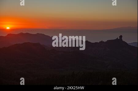 Natur und Landschaft auf Gran Canaria. Mirador Roque Nublo . Berge über dem Sonnenuntergang und Blick auf Teneriffa Stockfoto