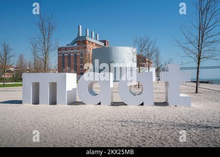 Museum für Kunst, Architektur und Technologie (MAAT) Schild - Lissabon, Portugal Stockfoto