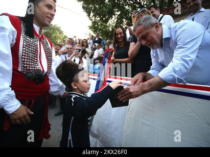 20.08.2017., Brnaze, Kroatien - Children's Alka ist ein Turnier, das seit 1955 jeden August im kroatischen Dorf Vuckovici stattfindet. Im Gedenken an ihre Vorfahren Pater Pavao, Boze, Tadija und Zec, deren Heldentum und Mut sie 1715 in der entscheidenden Schlacht gegen die Osmanen hervorgebracht haben. Nur Jungen bis 10 Jahre können teilnehmen. Der Bürgermeister von Zagreb, Milan Bandic, überreicht den Preis dem Gewinner des Kinderalka, Vito Vuckovic. Foto: Ivo Cagalj/PIXSELL Stockfoto