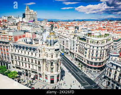 Madrid, Spanien. Skyline von Madrid mit Edificio Metropolis und Gran Via, Sommersonntag, Wolkendecke. Stockfoto