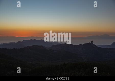 Natur und Landschaft auf Gran Canaria. Mirador Roque Nublo . Berge über dem Sonnenuntergang und Blick auf Teneriffa Stockfoto