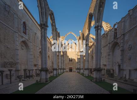 Ruinen des Hauptschiffes der Carmo-Kirche im Carmo-Kloster (Convento do Carmo) - Lissabon, Portugal Stockfoto