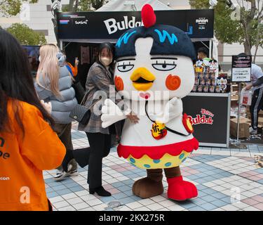 Osaka, Japan. 30.. November 2022. Japanische Fans sind zu sehen, machen Sie am Mittwoch, den 30. November 2022, Fotos bei der Standveranstaltung der MAMA(Mnet Asian Music Awards) 2022 in Osaka, Japan. Foto: Keizo Mori/UPI Credit: UPI/Alamy Live News Stockfoto