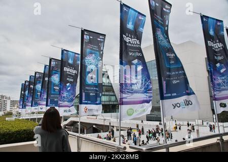 Osaka, Japan. 30.. November 2022. Japanische Fans sind zu sehen und machen am Mittwoch, den 30. November 2022, Fotos außerhalb der MAMA(Mnet Asian Music Awards) 2022 in Osaka, Japan. Foto: Keizo Mori/UPI Credit: UPI/Alamy Live News Stockfoto