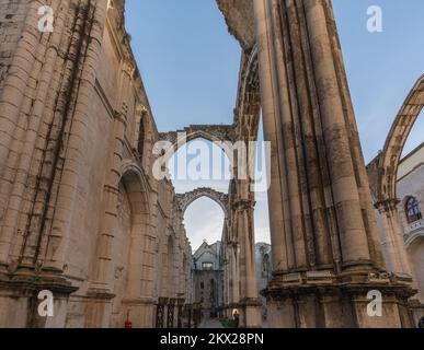 Ruinen des Hauptschiffes der Carmo-Kirche im Carmo-Kloster (Convento do Carmo) - Lissabon, Portugal Stockfoto