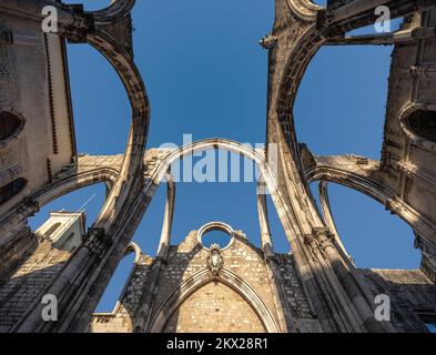 Ruinen der Bögen des Hauptschiffes der Carmo-Kirche im Carmo-Kloster (Convento do Carmo) - Lissabon, Portugal Stockfoto