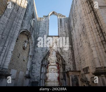 Statue Johannes von Nepomuk von der alten Alcantara-Brücke im Kloster Carmo (Convento do Carmo) - Lissabon, Portugal Stockfoto