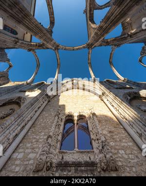 Ruinen der Bögen des Hauptschiffes der Carmo-Kirche im Carmo-Kloster (Convento do Carmo) - Lissabon, Portugal Stockfoto