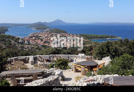 30.08.2017., Mali Losinj, Kroatien - Mali Losinj ist eine Stadt auf der kroatischen Insel Losinj im nördlichen Adriatischen Meer. Es ist bekannt für seinen großen natürlichen Hafen mit einer breiten Promenade. Foto: Goran Kovacic/PIXSELL Stockfoto