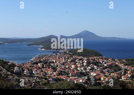 30.08.2017., Mali Losinj, Kroatien - Mali Losinj ist eine Stadt auf der kroatischen Insel Losinj im nördlichen Adriatischen Meer. Es ist bekannt für seinen großen natürlichen Hafen mit einer breiten Promenade. Foto: Goran Kovacic/PIXSELL Stockfoto