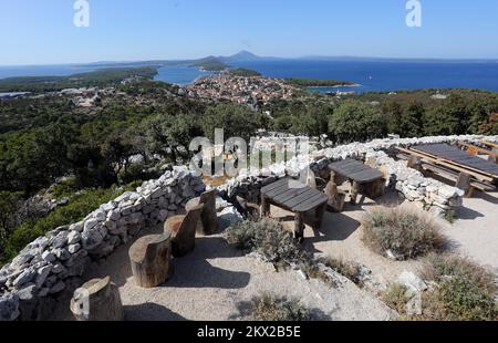 30.08.2017., Mali Losinj, Kroatien - Mali Losinj ist eine Stadt auf der kroatischen Insel Losinj im nördlichen Adriatischen Meer. Es ist bekannt für seinen großen natürlichen Hafen mit einer breiten Promenade. Foto: Goran Kovacic/PIXSELL Stockfoto