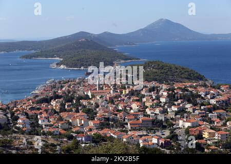 30.08.2017., Mali Losinj, Kroatien - Mali Losinj ist eine Stadt auf der kroatischen Insel Losinj im nördlichen Adriatischen Meer. Es ist bekannt für seinen großen natürlichen Hafen mit einer breiten Promenade. Foto: Goran Kovacic/PIXSELL Stockfoto