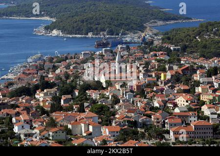 30.08.2017., Mali Losinj, Kroatien - Mali Losinj ist eine Stadt auf der kroatischen Insel Losinj im nördlichen Adriatischen Meer. Es ist bekannt für seinen großen natürlichen Hafen mit einer breiten Promenade. Foto: Goran Kovacic/PIXSELL Stockfoto