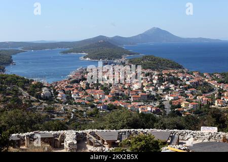 30.08.2017., Mali Losinj, Kroatien - Mali Losinj ist eine Stadt auf der kroatischen Insel Losinj im nördlichen Adriatischen Meer. Es ist bekannt für seinen großen natürlichen Hafen mit einer breiten Promenade. Foto: Goran Kovacic/PIXSELL Stockfoto