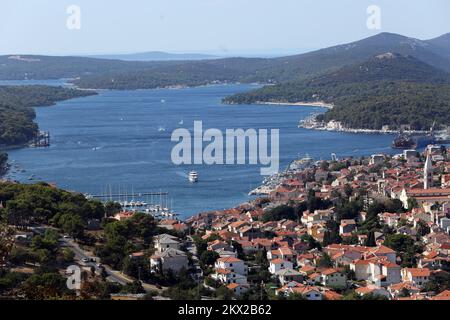 30.08.2017., Mali Losinj, Kroatien - Mali Losinj ist eine Stadt auf der kroatischen Insel Losinj im nördlichen Adriatischen Meer. Es ist bekannt für seinen großen natürlichen Hafen mit einer breiten Promenade. Foto: Goran Kovacic/PIXSELL Stockfoto