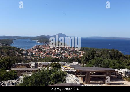 30.08.2017., Mali Losinj, Kroatien - Mali Losinj ist eine Stadt auf der kroatischen Insel Losinj im nördlichen Adriatischen Meer. Es ist bekannt für seinen großen natürlichen Hafen mit einer breiten Promenade. Foto: Goran Kovacic/PIXSELL Stockfoto