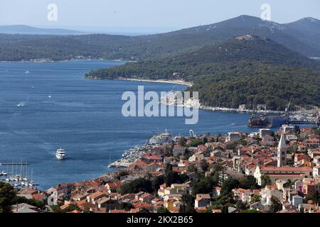 30.08.2017., Mali Losinj, Kroatien - Mali Losinj ist eine Stadt auf der kroatischen Insel Losinj im nördlichen Adriatischen Meer. Es ist bekannt für seinen großen natürlichen Hafen mit einer breiten Promenade. Foto: Goran Kovacic/PIXSELL Stockfoto