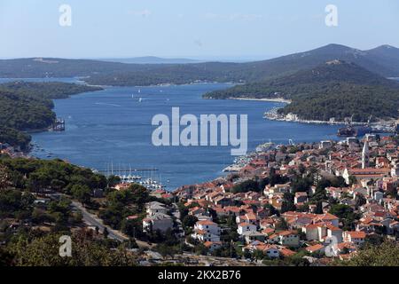 30.08.2017., Mali Losinj, Kroatien - Mali Losinj ist eine Stadt auf der kroatischen Insel Losinj im nördlichen Adriatischen Meer. Es ist bekannt für seinen großen natürlichen Hafen mit einer breiten Promenade. Foto: Goran Kovacic/PIXSELL Stockfoto