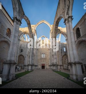 Ruinen des Hauptschiffes der Carmo-Kirche im Carmo-Kloster (Convento do Carmo) - Lissabon, Portugal Stockfoto