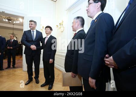12.09.2017. Zagreb, Kroatien - Sondergesandter des chinesischen Präsidenten und Sekretär der Zentralen Kommission für politische und rechtliche Angelegenheiten der Kommunistischen Partei Meng Jianzhu trifft kroatischen Premierminister Andrej Plenkovic in Banski dvori, Sitz der kroatischen Regierung. Foto: Sanjin Strukic/PIXSELL Stockfoto