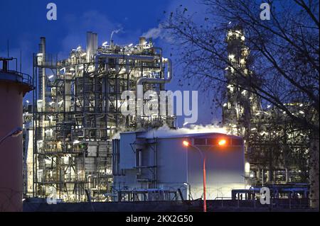 Beleuchtete OMV-Raffinerie in Schwechat, Niederösterreich, bei Nacht Stockfoto