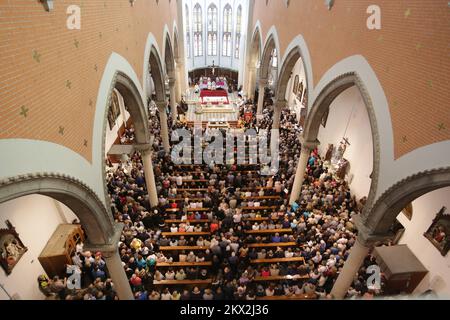 18.09.2017., Kroatien, Rijeka - der Sarkophag mit dem ungebrochenen Körper des heiligen Leopold Bogdan Mandic kam in Rijeka an und wurde in der Kapelle unserer Lieben Frau von Lourdes ausgestellt. Foto: Nel Pavletic/PIXSELL Stockfoto