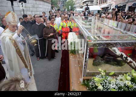 18.09.2017., Kroatien, Rijeka - der Sarkophag mit dem ungebrochenen Körper des heiligen Leopold Bogdan Mandic kam in Rijeka an und wurde in der Kapelle unserer Lieben Frau von Lourdes ausgestellt. Foto: Nel Pavletic/PIXSELL Stockfoto