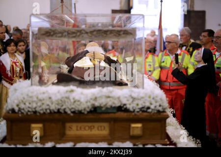 18.09.2017., Kroatien, Rijeka - der Sarkophag mit dem ungebrochenen Körper des heiligen Leopold Bogdan Mandic kam in Rijeka an und wurde in der Kapelle unserer Lieben Frau von Lourdes ausgestellt. Foto: Nel Pavletic/PIXSELL Stockfoto