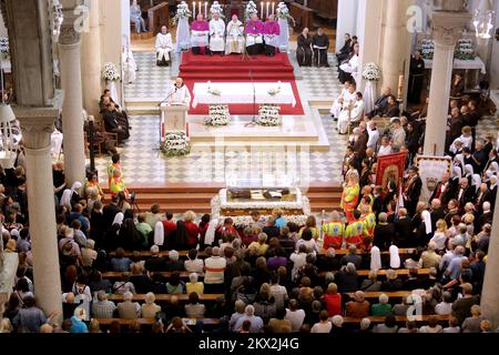 18.09.2017., Kroatien, Rijeka - der Sarkophag mit dem ungebrochenen Körper des heiligen Leopold Bogdan Mandic kam in Rijeka an und wurde in der Kapelle unserer Lieben Frau von Lourdes ausgestellt. Foto: Nel Pavletic/PIXSELL Stockfoto