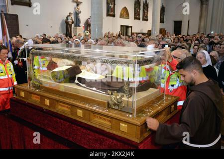 18.09.2017., Kroatien, Rijeka - der Sarkophag mit dem ungebrochenen Körper des heiligen Leopold Bogdan Mandic kam in Rijeka an und wurde in der Kapelle unserer Lieben Frau von Lourdes ausgestellt. Foto: Nel Pavletic/PIXSELL Stockfoto