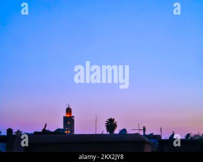 Sonnenuntergang über der Kutubiyya Moschee und der Skyline von Marrakesch, Marokko Stockfoto