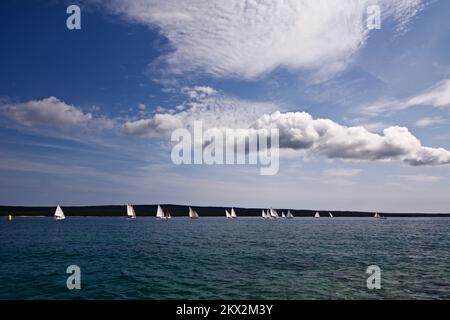 23.09.2017., Nerezine, Mali Losinj, Kroatien - 41. Nerezine Regatta mit traditionellen Segelbooten Nerezine, die Gewässer vor dem Hafen von Nerezine. Von 1920 bis 1942 wurden in Nerezine Segelregattas alter Pasara-Boote abgehalten, als sie aufgrund des 2.. Weltkriegs abgesagt werden mussten. Im Jahr 1950 organisierte der Jugo Sailing Club von Mali Lošinj die Regatta in Nerezine, die die Wiederbelebung der traditionellen Boote regatta förderte. Die Pasara-Bootsregattas wurden 1954 erneuert und wurden bis 1966 organisiert. Wie andere traditionelle Spiele am Meer fanden sie während des Augušta statt, dem Volksfestival für den Porciju Stockfoto