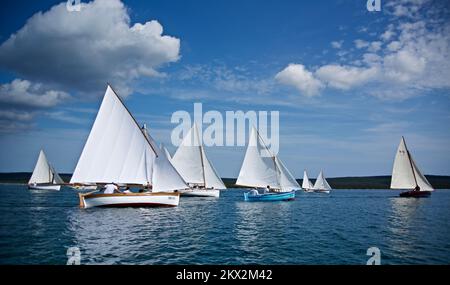 23.09.2017., Nerezine, Mali Losinj, Kroatien - 41. Nerezine Regatta mit traditionellen Segelbooten Nerezine, die Gewässer vor dem Hafen von Nerezine. Von 1920 bis 1942 wurden in Nerezine Segelregattas alter Pasara-Boote abgehalten, als sie aufgrund des 2.. Weltkriegs abgesagt werden mussten. Im Jahr 1950 organisierte der Jugo Sailing Club von Mali Lošinj die Regatta in Nerezine, die die Wiederbelebung der traditionellen Boote regatta förderte. Die Pasara-Bootsregattas wurden 1954 erneuert und wurden bis 1966 organisiert. Wie andere traditionelle Spiele am Meer fanden sie während des Augušta statt, dem Volksfestival für den Porciju Stockfoto