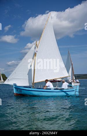 23.09.2017., Nerezine, Mali Losinj, Kroatien - 41. Nerezine Regatta mit traditionellen Segelbooten Nerezine, die Gewässer vor dem Hafen von Nerezine. Von 1920 bis 1942 wurden in Nerezine Segelregattas alter Pasara-Boote abgehalten, als sie aufgrund des 2.. Weltkriegs abgesagt werden mussten. Im Jahr 1950 organisierte der Jugo Sailing Club von Mali Lošinj die Regatta in Nerezine, die die Wiederbelebung der traditionellen Boote regatta förderte. Die Pasara-Bootsregattas wurden 1954 erneuert und wurden bis 1966 organisiert. Wie andere traditionelle Spiele am Meer fanden sie während des Augušta statt, dem Volksfestival für den Porciju Stockfoto