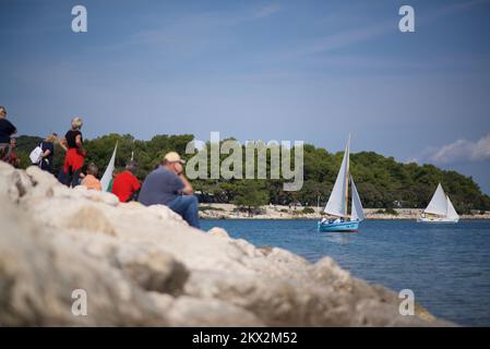 23.09.2017., Nerezine, Mali Losinj, Kroatien - 41. Nerezine Regatta mit traditionellen Segelbooten Nerezine, die Gewässer vor dem Hafen von Nerezine. Von 1920 bis 1942 wurden in Nerezine Segelregattas alter Pasara-Boote abgehalten, als sie aufgrund des 2.. Weltkriegs abgesagt werden mussten. Im Jahr 1950 organisierte der Jugo Sailing Club von Mali Lošinj die Regatta in Nerezine, die die Wiederbelebung der traditionellen Boote regatta förderte. Die Pasara-Bootsregattas wurden 1954 erneuert und wurden bis 1966 organisiert. Wie andere traditionelle Spiele am Meer fanden sie während des Augušta statt, dem Volksfestival für den Porciju Stockfoto