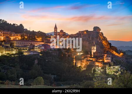 Novara di Sicilia, die Skyline des italienischen Dorfes auf der Insel Sizilien in der Dämmerung. Stockfoto