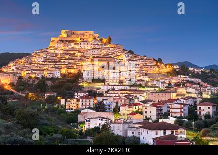 Rocca Imperiale, Italien, Stadt auf einem Hügel bei Nacht in der Region Kalabrien. Stockfoto