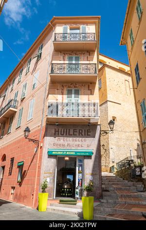 Menton, Frankreich - 07-07-2021: Häuser mit wunderschönen Fassaden im historischen Zentrum von Menton Stockfoto