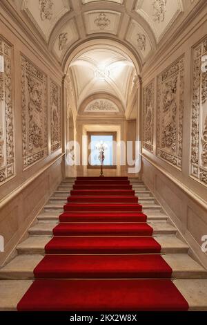 Treppe im Innenraum des Palastes Ajuda - Lissabon, Portugal Stockfoto