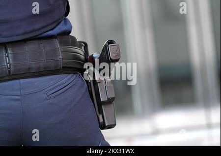 Detailfoto einer Polizeipistole in Österreich Stockfoto