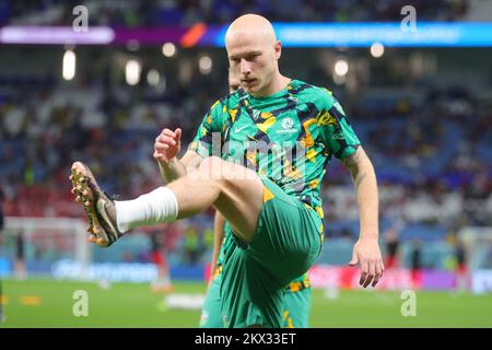 Al-Wakrah, Katar. 30.. November 2022. Aaron Mooy of Australia erwärmt sich während des FIFA World Cup Katar 2022 Group D Spiels zwischen Australien und Dänemark am 30. November 2022 im Al Janoub Stadium, Al Wakrah, Katar. Foto von Peter Dovgan. Nur redaktionelle Verwendung, Lizenz für kommerzielle Verwendung erforderlich. Keine Verwendung bei Wetten, Spielen oder Veröffentlichungen von Clubs/Ligen/Spielern. Kredit: UK Sports Pics Ltd/Alamy Live News Stockfoto