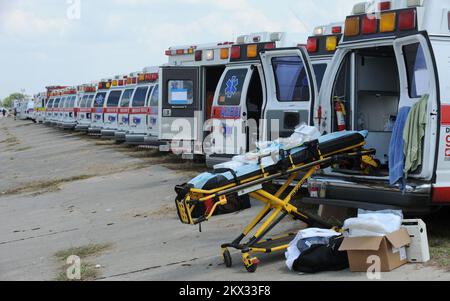 Hurrikan Ike, San Antonio, TX, 10. September 2008 Ambulanzen sind bereit, den Einwohnern von Texas zu helfen. Hurrikan Ike nähert sich der texanischen Küste. San Antonio, TX, USA--10. September 2008-- Fotos zu Katastrophen- und Notfallmanagementprogrammen, Aktivitäten und Beamten Stockfoto