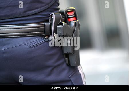 Detailfoto einer Polizeipistole in Österreich Stockfoto