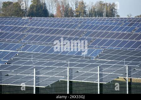 Solarcampus mit Photovoltaik-Forschungsanlage der EnergieAG in Eberstalzell (Oberösterreich), Österreich; Stockfoto