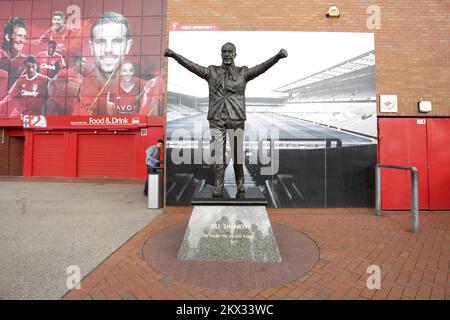 15.10.2017., Liverpool, England - Anfield ist ein Fußballstadion mit einer Sitzkapazität von 54.074 Personen und damit das sechstgrößte Fußballstadion in England. Es ist seit ihrer Gründung im Jahr 1892 die Heimat von Liverpool F.C. Es war ursprünglich die Heimat von Everton F.C. von 1884 bis 1891. Das Stadion verfügt über vier Stände: Den Spion Kop, den Main Stand, den Centenary Stand (später in Kenny Dalglish Stand umbenannt) und die Anfield Road. Eine Bronzestatue des ehemaligen Managers Bill Shankly in Liverpool befindet sich vor dem Stadion, vor dem Kop Stand. Foto: Luka Stanzl/PIXSELL Stockfoto