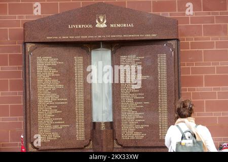 15.10.2017., Liverpool, England - Anfield ist ein Fußballstadion mit einer Sitzkapazität von 54.074 Personen und damit das sechstgrößte Fußballstadion in England. Es ist seit ihrer Gründung im Jahr 1892 die Heimat von Liverpool F.C. Es war ursprünglich die Heimat von Everton F.C. von 1884 bis 1891. Das Stadion verfügt über vier Stände: Den Spion Kop, den Main Stand, den Centenary Stand (später in Kenny Dalglish Stand umbenannt) und die Anfield Road. Das Hillsborough Memorial befindet sich neben den Shankly Gates und ist immer mit Blumen und Tribut an die 96 Menschen dekoriert, die 1989 infolge von t starben Stockfoto